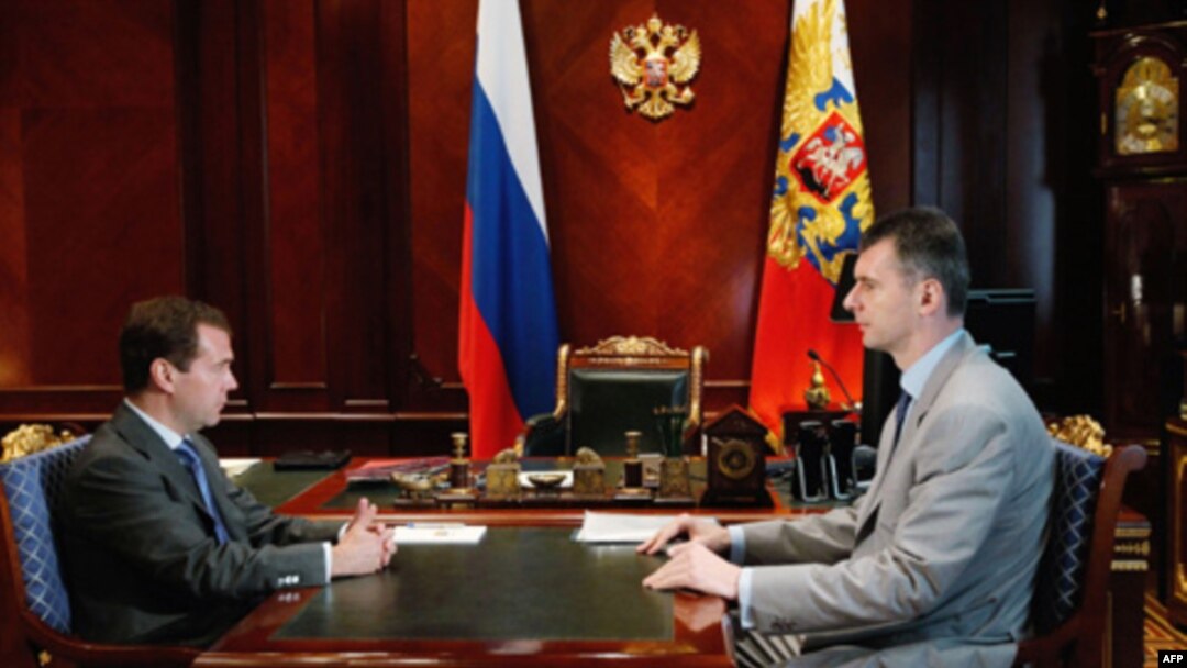 Prezident Dmitriy Medvedev Gorkiydagi idorasida milliarder Mixail Proxorov bilan suhbatda, 27-iyun 2011