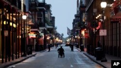 Bourbon Street di kawasan French Quarter, New Orleans, lokasi di mana terjadi penembakan massal hari Minggu (1/12) dini hari (foto: dok). 