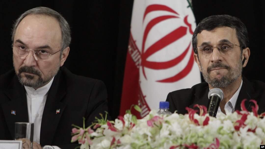Presiden Iran Mahmoud Ahmadinejad (kanan) didampingi oleh Dubes Iran untuk PBB, Mohammad Khazaei dalam Sidang Majelis Umum PBB di New York (26/9). 