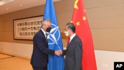 资料照：北约秘书长斯托尔滕贝格与中国外长王毅在纽约联合国大会期间举行会晤。（2022年9月22日）