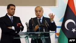 Ghassan Salamé, envoyé spécial des Nations unies pour la Libye, 2e à droite, lors d'une conférence de presse à Tripoli, le 6 décembre 2017.