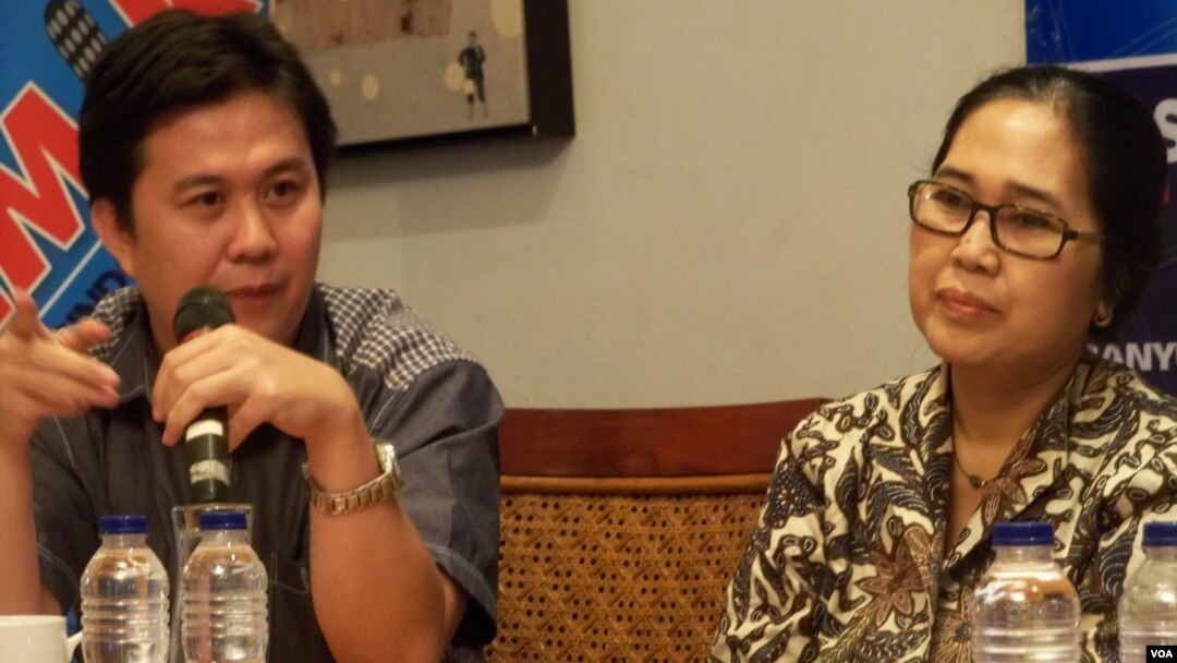 Koordinator Indonesia corruption Watch (ICW) Ade Irawan (kiri) bersama anggota DPR Eva Kusuma Sundari (foto: dok).