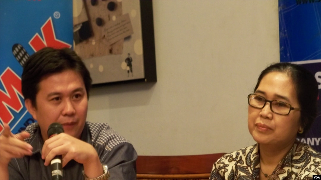 Ade Irawan dari Indonesian Corruption Watch (kiri).