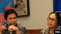 Ade Irawan dari Indonesian Corruption Watch (ICW) dan Eva Kusuma Sundari, anggota DPR, dalam diskusi di Jakarta, 14 Februari 2014 (VOA/Iris Gera).