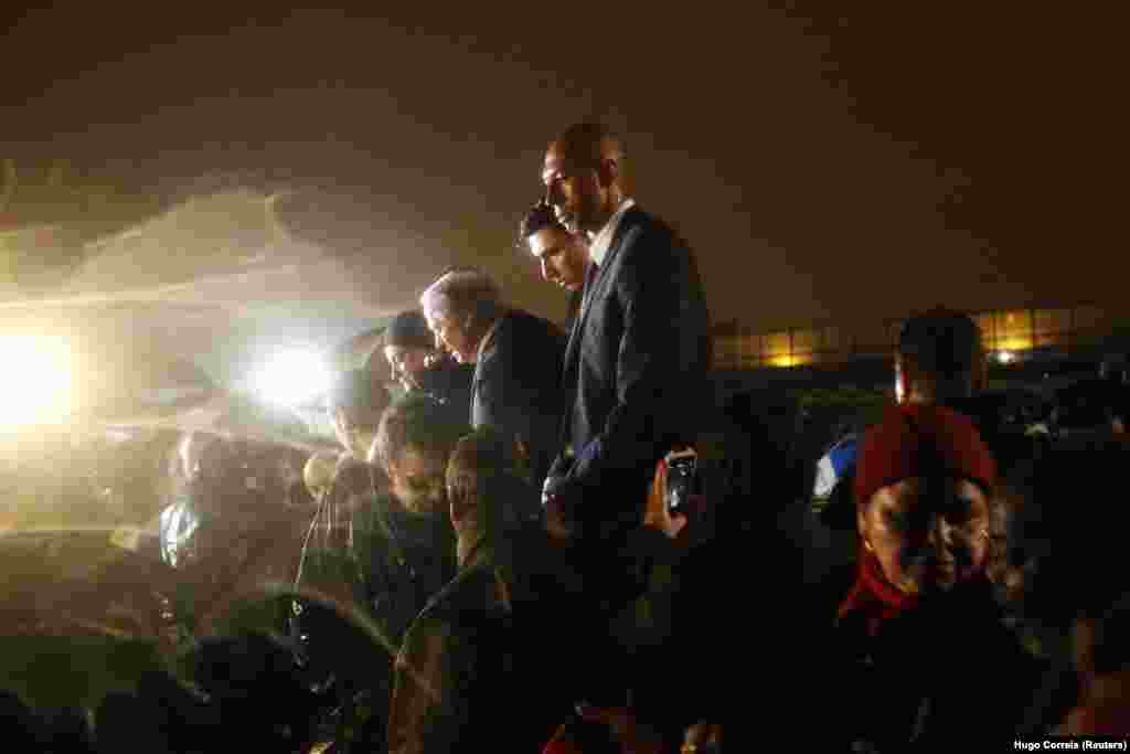 Os jogadores do Benfica Luisão e Oscar Cardozo, com o treinador Jorge Jesus prestam homenagem a Eusébio no cemitério do Lumiar em Lisboa a 6 de Janeiro de 2014. O "pantera negra" morreu a 5 de Janeiro de ataque cardíaco, tinha 71 anos. REUTERS/Hugo Correia