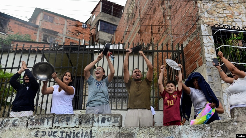 Venezolanos golpean cacerolas para protestar contra los resultados electorales después de que el presidente Nicolás Maduro fuera reelegido para el cargo en los comicios presidenciales del domingo. Barrio Los Magallanes de Catia, en Caracas, el 29 de julio de 2024.