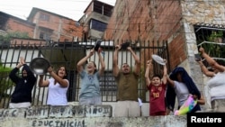 Venezolanos golpean cacerolas para protestar contra los resultados electorales después de que el presidente Nicolás Maduro fuera reelegido para el cargo en los comicios presidenciales del domingo. Barrio Los Magallanes de Catia, en Caracas, el 29 de julio de 2024.