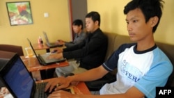 Người sử dụng Internet tại một quán cà phê ở Phnom Penh