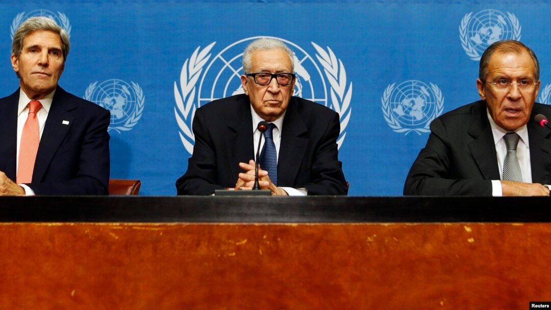 Từ trái: Ngoại trưởng Hoa Kỳ John Kerry, Đặc sứ Liên hiệp quốc Lakhdar Brahimi, và Ngoại trưởng Nga Sergei Lavrov nói chuyện tại một cuộc họp báo sau phiên họp, 13/9/13