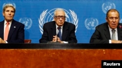 Từ trái: Ngoại trưởng Hoa Kỳ John Kerry, Đặc sứ Liên hiệp quốc Lakhdar Brahimi, và Ngoại trưởng Nga Sergei Lavrov nói chuyện tại một cuộc họp báo sau phiên họp, 13/9/13