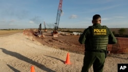 Polisi perbatasan AS melakukan patroli di perbatasan AS Meksiko di kota Donna, Texas di mana konstruksi pembangunan tembok perbatasan sedang dimulai (foto: dok). 