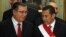 Ollanta Humala, derecha, habla con su nuevo Primer Ministro , izquierda, Óscar Valdés durante la ceremonia de juramentación.