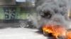 지난 1일 아이티 수도 포르토프랭스에서 아리엘 앙리 총리 퇴진 요구 시위대가 불붙인 타이어들이 타고 있다. (자료사진)