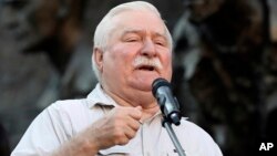 Polish pro-democracy campaigner and Nobel Peace Prize winner Lech Walesa addresses a crowd of right-wing government opponents in Warsaw, July 4, 2018.