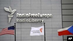  La sede de Radio Free Europe/Radio Liberty (RFE/RL) se ve con las banderas de los Estados Unidos, RFE/RL y la República Checa en primer plano, en Praga, 15 de enero de 2010.