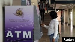 Une cliente devant un distributeur automatique de la Commercial Bank of Ethiopia à Addis-Abeba, en Éthiopie, le 31 juillet 2019. 