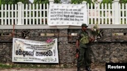 Seorang tentara Sri Lanka menjaga gereja St. Sebastian di kota Negombo, Rabu (1/5).