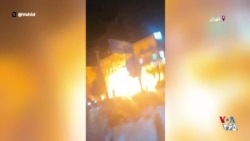 جاری شدن آتش در جوی‌های خیابان در پی انفجار انبار نفت شهران در تهران
