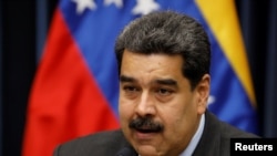 Prezidan Maduro ki t ap pale ak repòtè yo nan yon konferans pou laprè nan Palè Miraflores, nan Karakas, kapital Venezuela, nan jounen madi 18 septanm 2018 la.