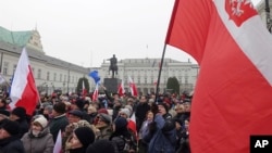 Demonstrasi anti-pemerintah di Warsawa, Polandia (17/12). (AP/Alik Keplicz)