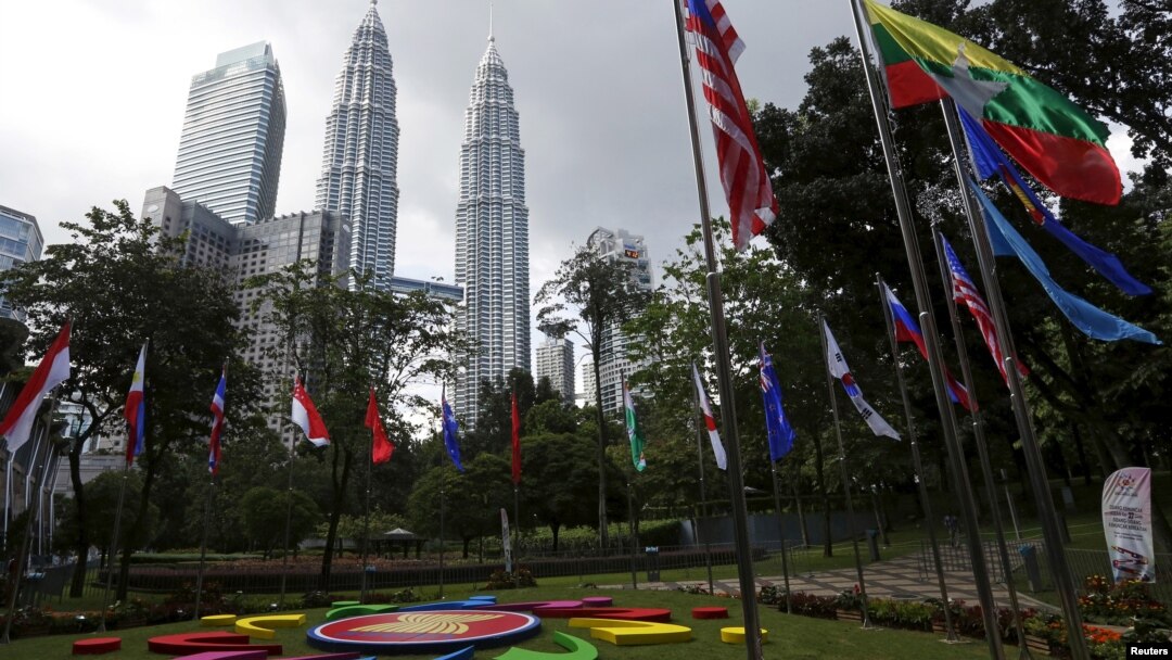 Bendera nasional negara-negara ASEAN dan logo ASEAN di Kuala Lumpur, Malaysia. (Foto:Dok)