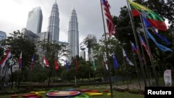 Bendera nasional negara-negara ASEAN dan logo ASEAN di Kuala Lumpur, Malaysia. (Foto:Dok)