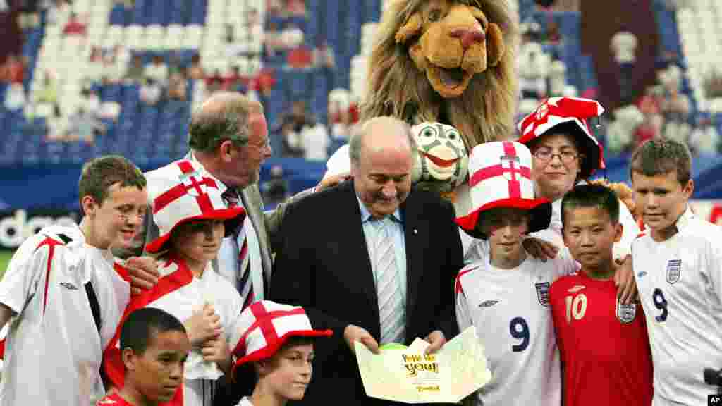 FIFA President Sepp Blatter holds a &quot;thank you&quot; card given to him by English school children in Gelsenkirchen, Germany, July 1, 2006.