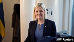 সুইডেনের প্রথম মহিলা প্রধানমন্ত্রী হিসেবে নিয়োগ পাওয়ার পর ম্যাগডালেনা অ্যান্ডারসন সংবাদ সম্মেলনে কথা বলছেন। নভেম্বর ২৪, ২০২১। 