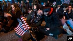 Une mère et sa fille attendent les résultats au Jacob Javits Center lors du rassemblement pour Hillary Clinton, à New York, le 9 novembre 2016.