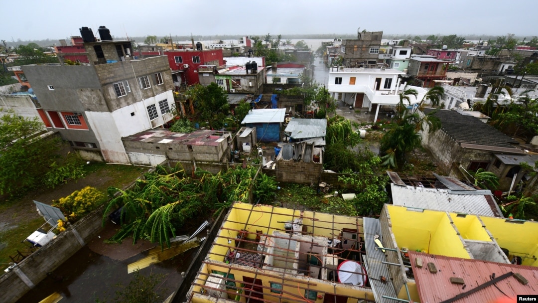 Rumah-rumah tanpa atap terlihat setelah Badai Grace menghantam pantai dengan hujan deras, di Costa Esmeralda, dekat Tecolutla, Meksiko, 21 Agustus 2021. (Foto: Reuters)