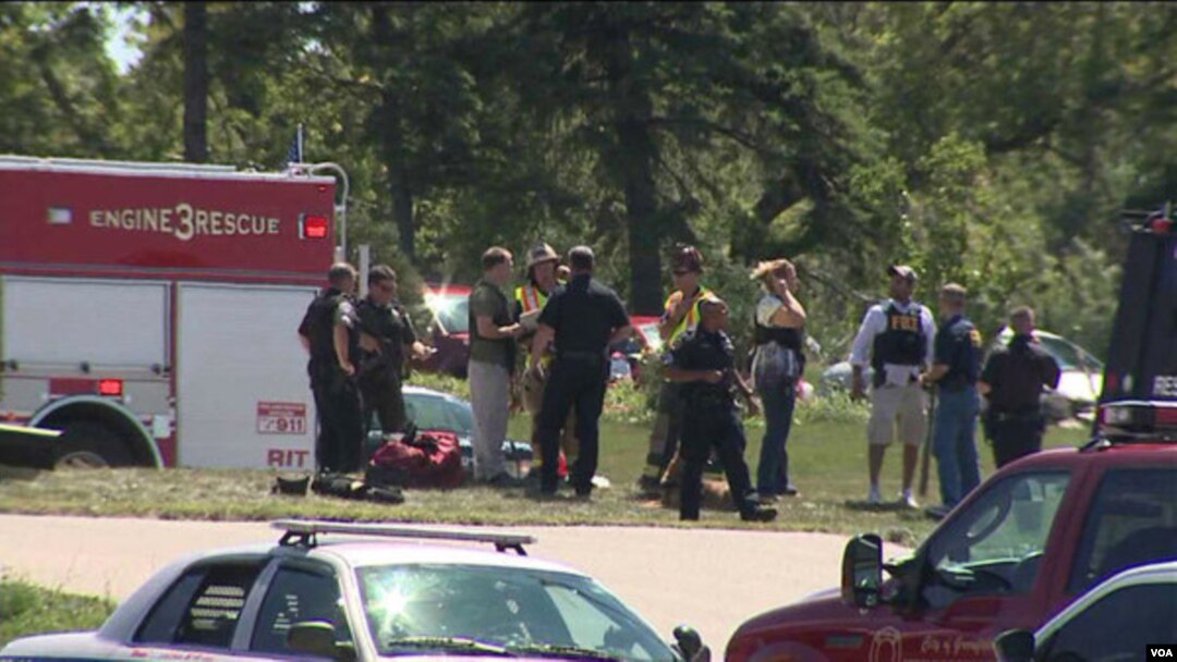 Polisi dan tim medis berada di lokasi penembakan di sebuah Kuil Sikh di luar kota Milwaukee, negara bagian Wisconsin, AS hari Minggu (5/8).