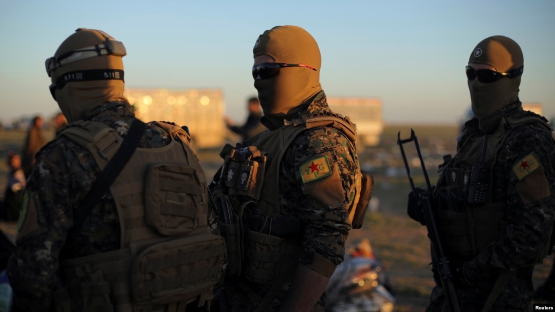 Para pejuang pasukan demokratik Suriah atau SDF siaga di dekat desa Baghouz, provinsi Deir Al Zor, Suriah (1/3). 