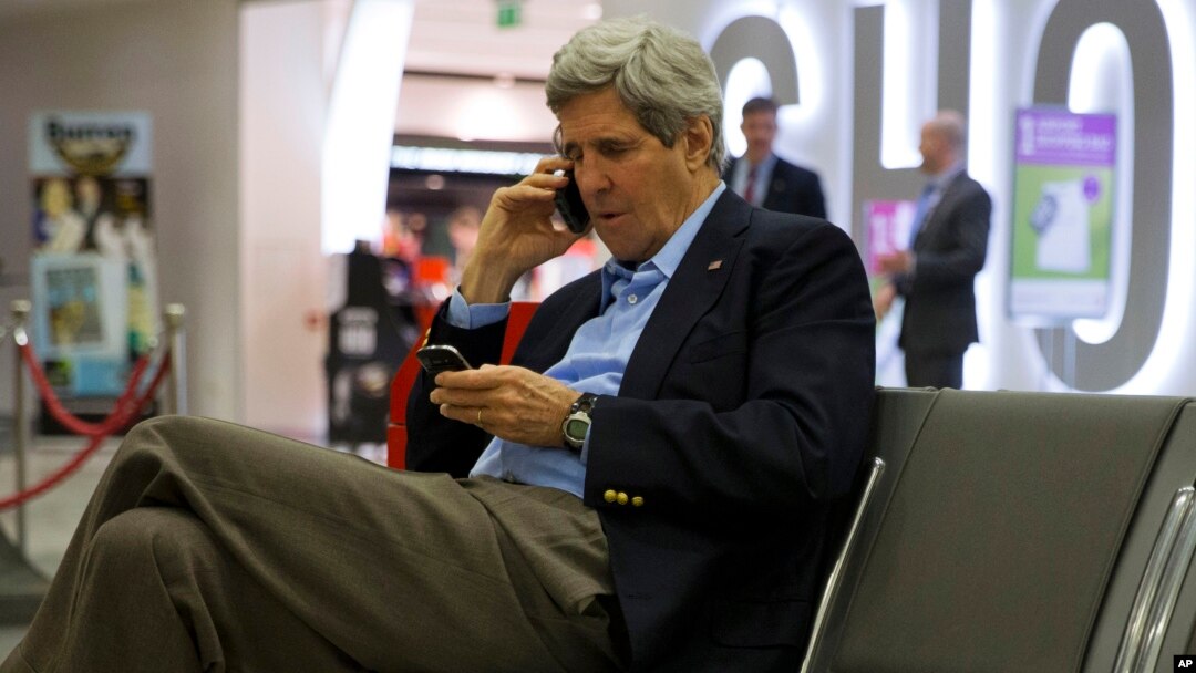 AQSh Davlat kotibi Jon Kerri Irlandiya aeroportida