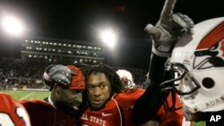 印第安纳州鲍尔州立大学前橄榄球校队后卫温德尔·布朗(左)被一家中国法院判处四年有期徒刑(2008年美联社资料照)