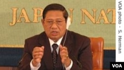 Presiden Susilo Bambang Yudhoyono membela wakil presiden dan menteri keuangan, sehari setelah parlemen menyerukan penyelidikan kriminal atas peran mereka dalam dana talangan bank yang kontroversial.