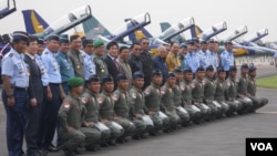 Presiden SBY berfoto bersama dengan beberapa menteri KIB II, Pejabat Tinggi TNI dan beberapa orang penerbang TNI AU dengan latar belakang Pesawat T 50i di Pangkalan Udara Halim Perdana Kusuma, Jakarta, Kamis 13 Februari 2014. (VOA/Andylala)