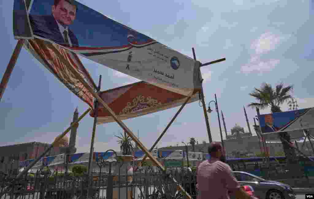 Egyptians are voting for a 300-seat senate this week, after last year’s referendum consolidated the power of President Abul-Fattah al-Sissi and established the new legislative body, in Cairo, Aug. 11, 2020. 