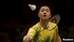 Pebulu tangkis Malaysia Zulfadi Zulkifli dalam laga melawan pemain bulu tangkis Taiwan, Chou Tien-Chen dalam turnamen Total BWF World Championship di Jakarta, 10 Agustus 2015. REUTERS/Beawiharta - GF20000018915