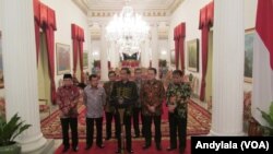 Presiden Jokowi memberikan keterangan pers bersama dengan para pimpinan lembaga negara di Istana Negara, Jakarta, 19 Januari 2016.(Foto: VOA/Andylala).