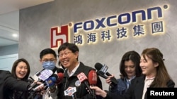 Kepala Foxconn Young Liu berbicara kepada sejumlah media di kantor pusat Foxconn di New Taipei, Taiwan, Rabu, 12 Februari 2025. (Foto: Wen-Yee Lee/Reuters)