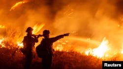 Vatrogasci pokušavaju da uhase požar Hjuz u okolini jerzera Kestejk, sjeverno od Santa Klarite u Kaliforniji, 22. januara 2025. godine. (Foto: Reuters/Ringo Chiu)