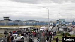 FOTO DE ARCHIVO: Familiares de reclusos frente a la penitenciaría No. 1 de Cotopaxi, donde varias personas murieron y resultaron heridas durante un motín, en Latacunga, Ecuador, el 4 de octubre de 2022. REUTERS/Karen Toro/Foto de archivo