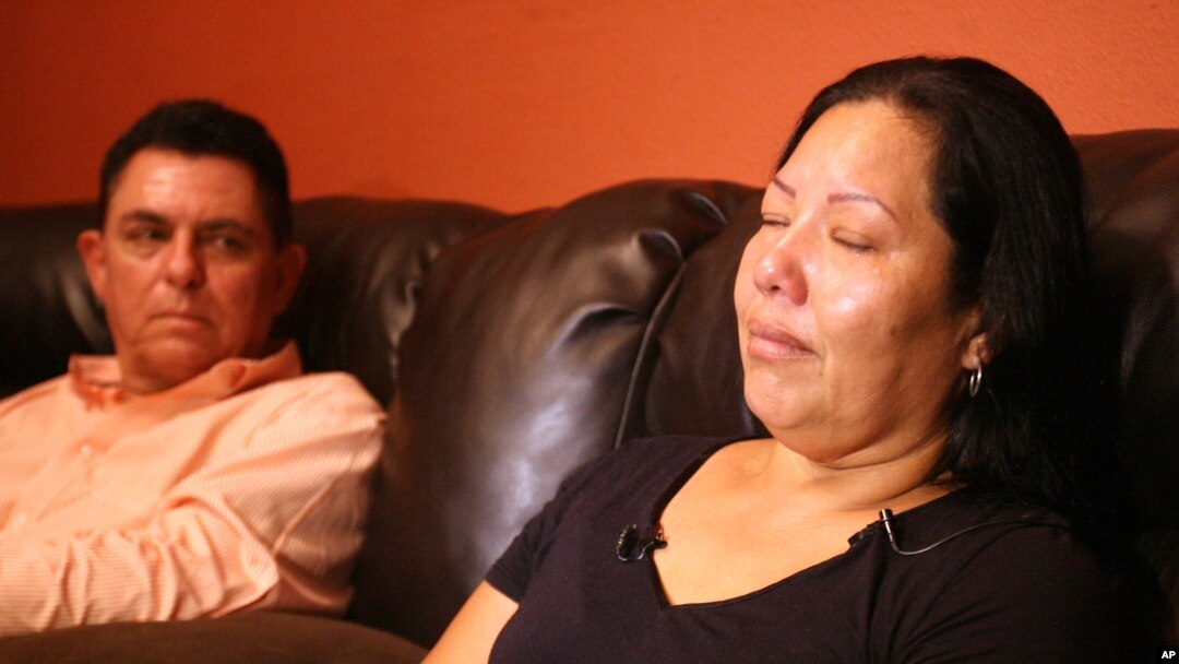 Raquel Alvarado, ibu dari Erica Maria Alvarado Rivera, Alex Rivera, dan Jose Angel Rivera, saat diwawancarai media di Progreso, Texas (30/10). Tiga orang anaknya ditemukan tewas ditembak di kota perbatasan Matamoros, Meksiko (AP Photo/The Monitor, Joel Martinez).