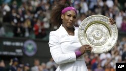 Petenis puteri AS juara turnamen Wimbledon tahun lalu, Serena Williams memulai upaya mempertahankan gelar juaranya di lapangan rumput, setelah menjuarai Perancis Terbuka (foto: dok). 