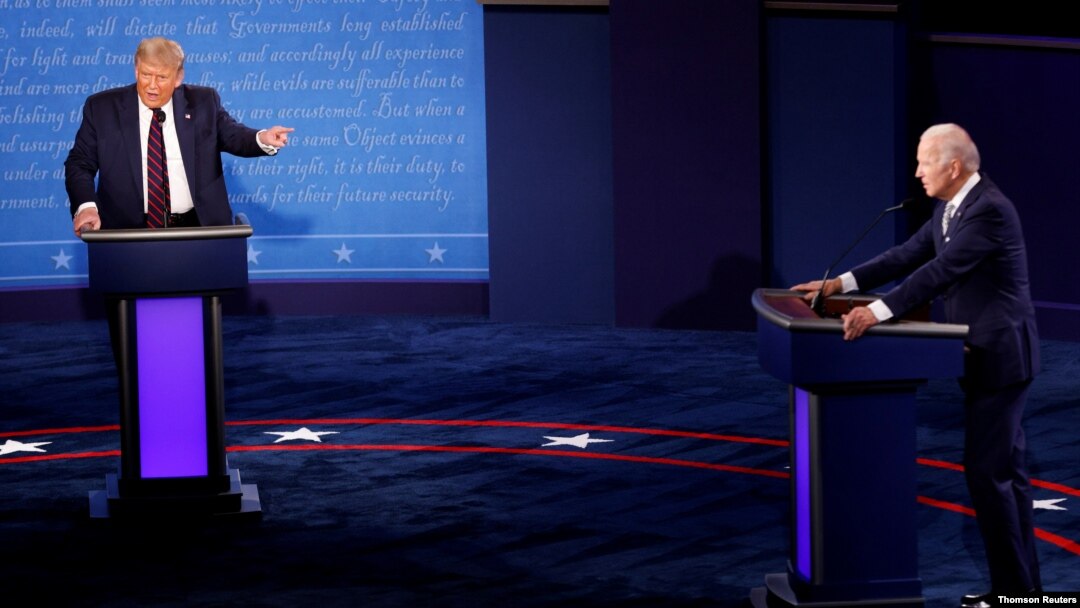 Presiden AS Donald Trump dan penantang dari Partai Demokrat, mantan Wapres Joe Biden, dalam acara debat di Cleveland, Selasa malam (29/9). 