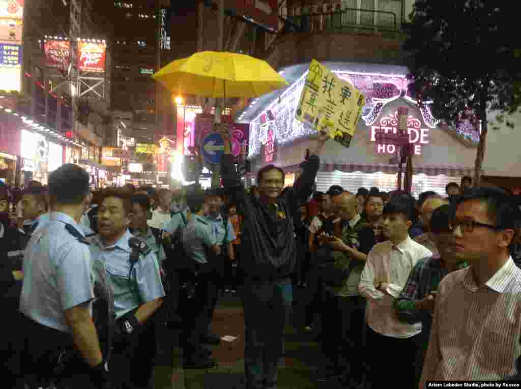 香港街头警民对峙数千人围观 (美国之音海彦拍摄)