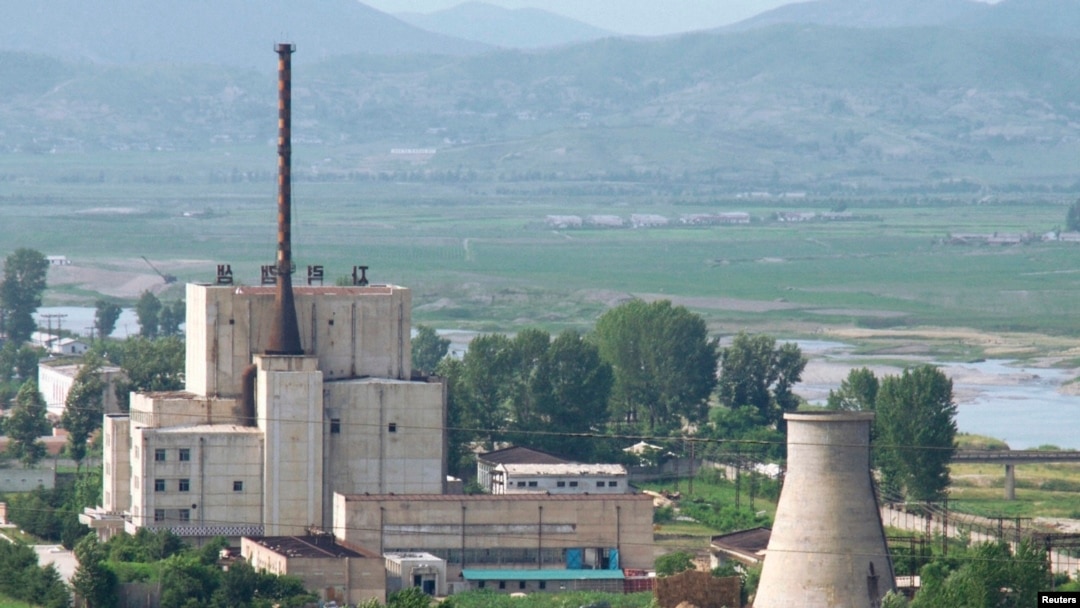 Khu nhà máy hạt nhân ở Yongbyon trước khi Bắc Triều Tiên phá bỏ tháp làm nguội, 27/6/08