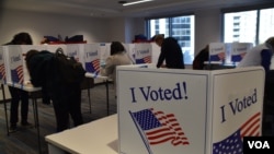 Votantes son captados en centro de votación anticipada en Arlington, Virginia, este viernes 25 de octubre. El flujo va en aumento a medida que se acerca la elección general del 5 de noviembre. [Foto: Tomás Guevara, VOA].