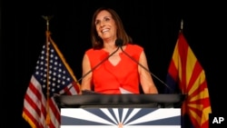 Kandidat Senator AS dari Partai Republik, Martha McSally, dari Arizona merayakan kemenangan dalam pemilihan pendahuluan, hari Selasa, 28 Agustus 2018 di Tempe, Arizona (foto: AP Photo/Matt York)