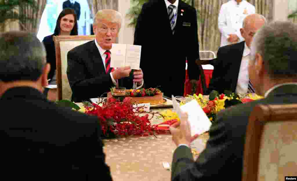 Shugaba Trump a taron liyafar cin abinci a Singapore tare da Fryime Minista Lee Hsien Loong a babbar dakin taron Istana a Singapore Yuni 11, 2018. (Ministry of Communications and Information, Singapore/Handout via Reuters)